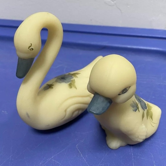 Set (2) Vintage Fenton Custard Glass Duck Hand Painted Blue Floral Artist Signed - Picture 2 of 11